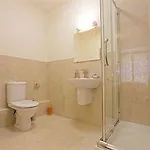 Jameson Court מלון דירות 4*